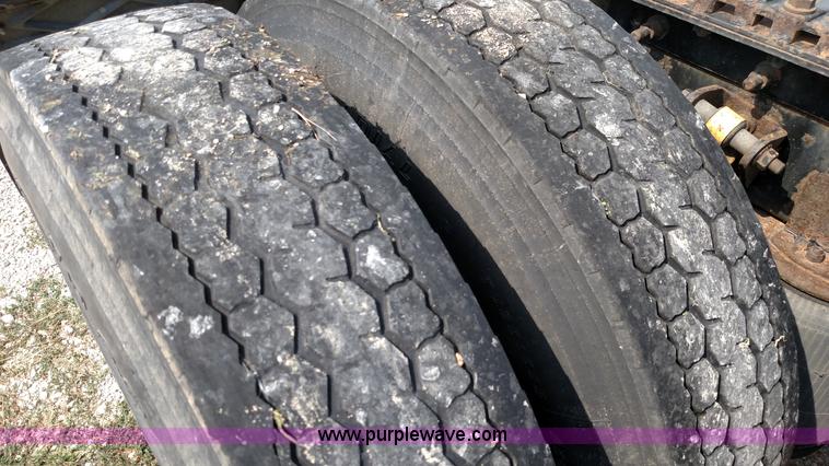 image for item K1139 2006 International Eagle 9400i semi truck