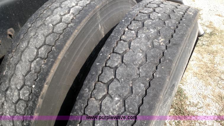 image for item K1139 2006 International Eagle 9400i semi truck