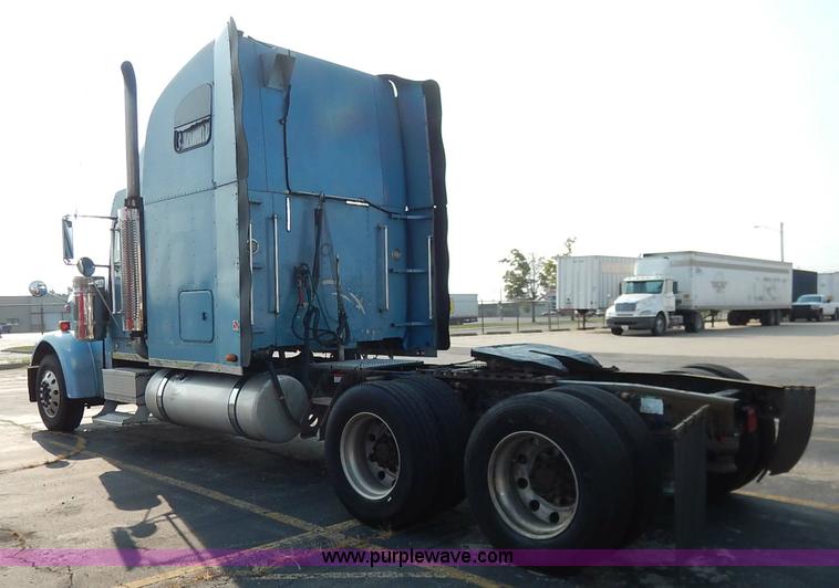 image for item K1608 2005 Freightliner FLD132 XL Classic semi truck