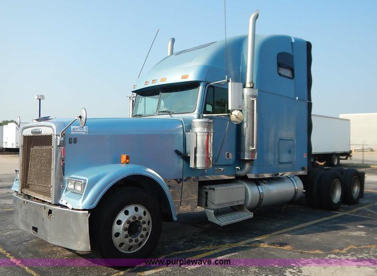 image for item K1608 2005 Freightliner FLD132 XL Classic semi truck