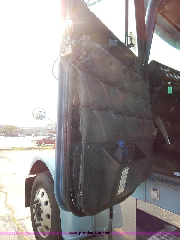 image for item K1608 2005 Freightliner FLD132 XL Classic semi truck