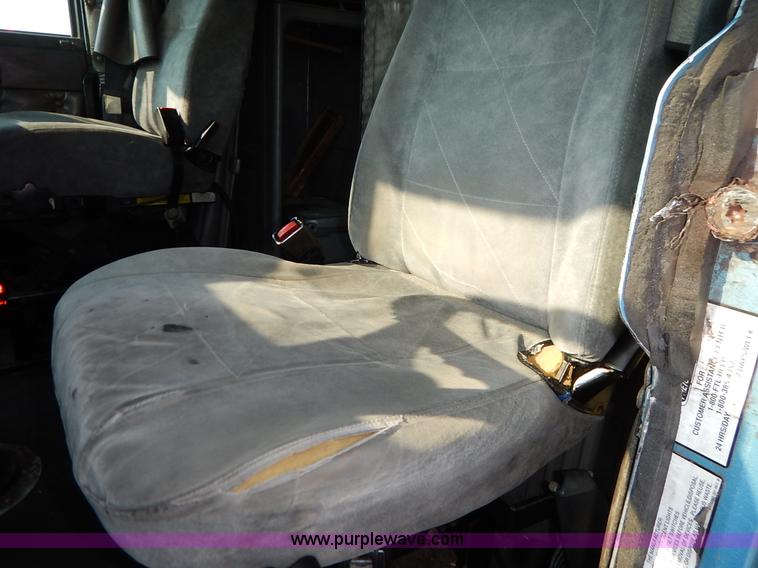 image for item K1608 2005 Freightliner FLD132 XL Classic semi truck