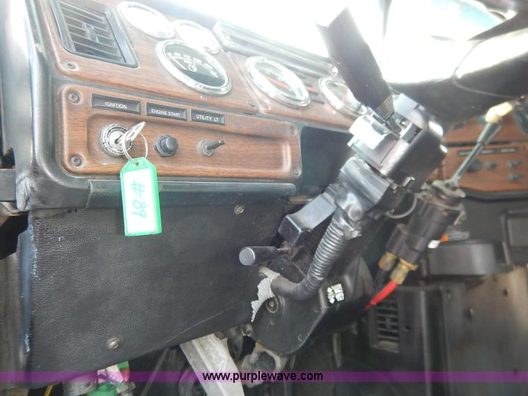 image for item K1608 2005 Freightliner FLD132 XL Classic semi truck