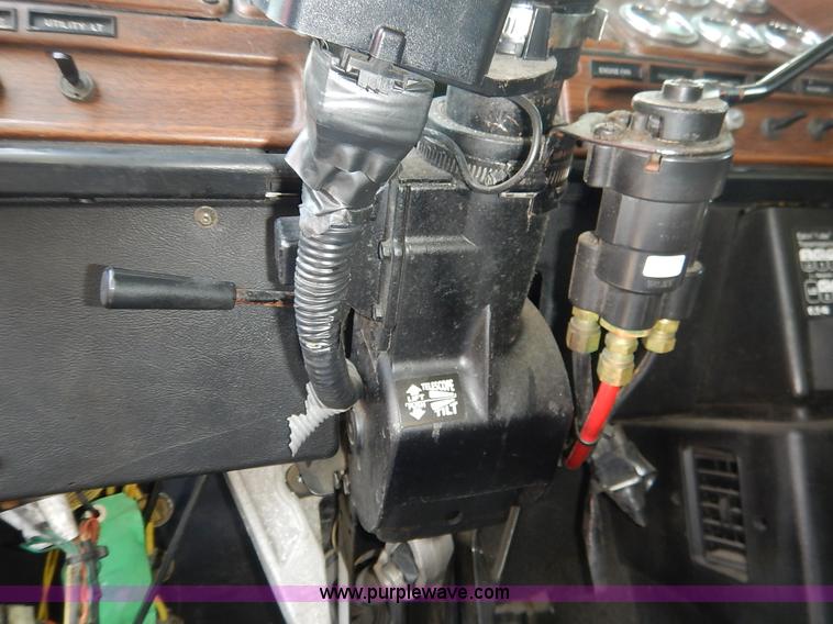 image for item K1608 2005 Freightliner FLD132 XL Classic semi truck