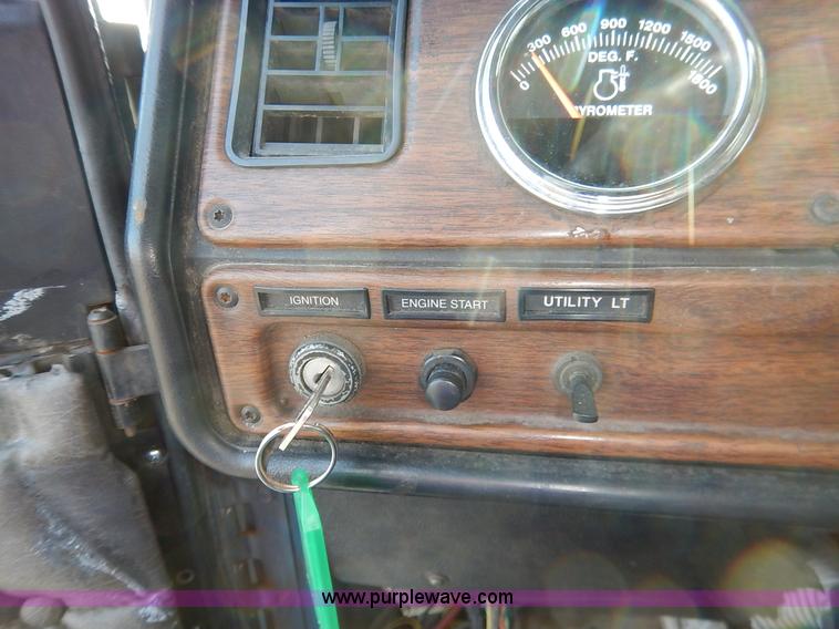 image for item K1608 2005 Freightliner FLD132 XL Classic semi truck