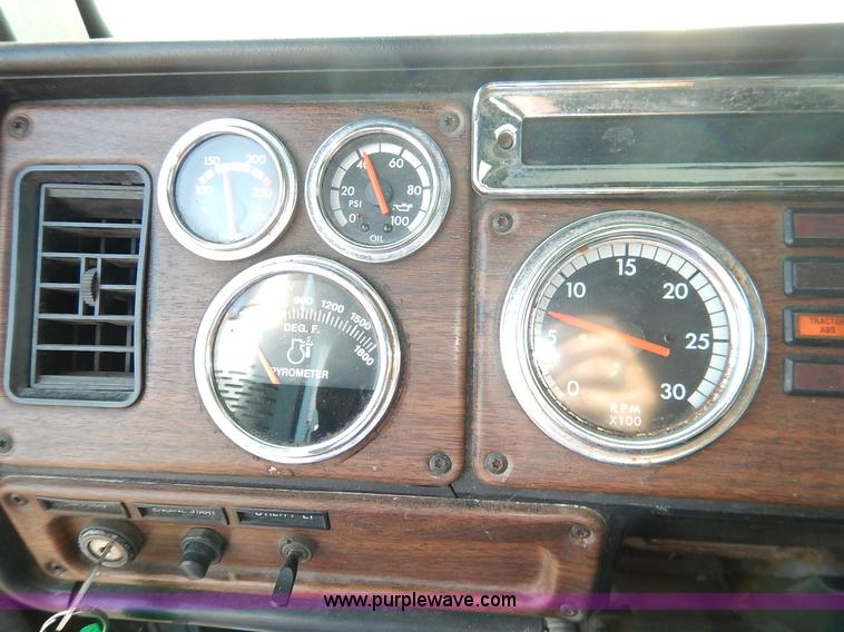 image for item K1608 2005 Freightliner FLD132 XL Classic semi truck