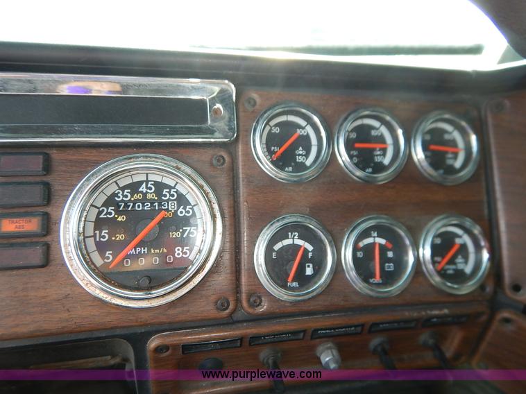 image for item K1608 2005 Freightliner FLD132 XL Classic semi truck