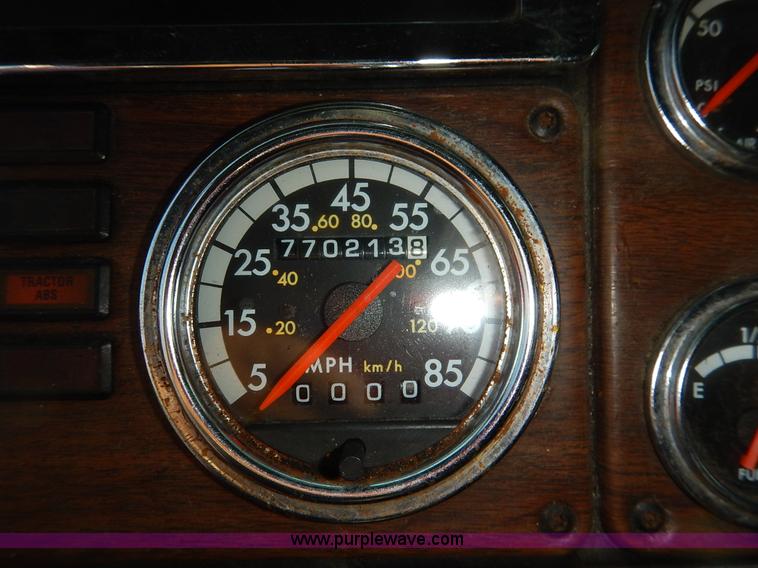 image for item K1608 2005 Freightliner FLD132 XL Classic semi truck