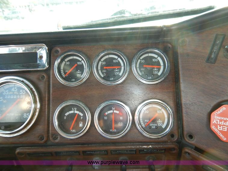 image for item K1608 2005 Freightliner FLD132 XL Classic semi truck