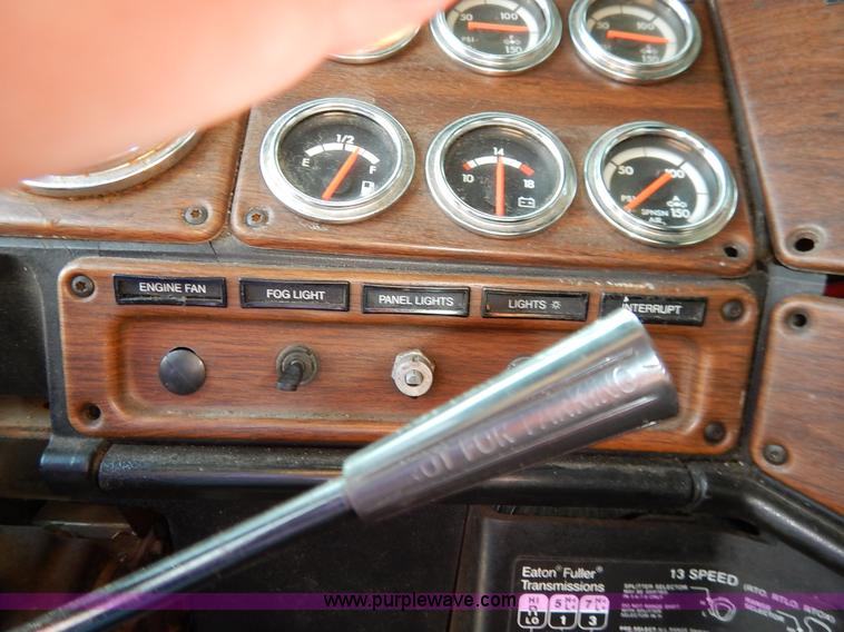 image for item K1608 2005 Freightliner FLD132 XL Classic semi truck