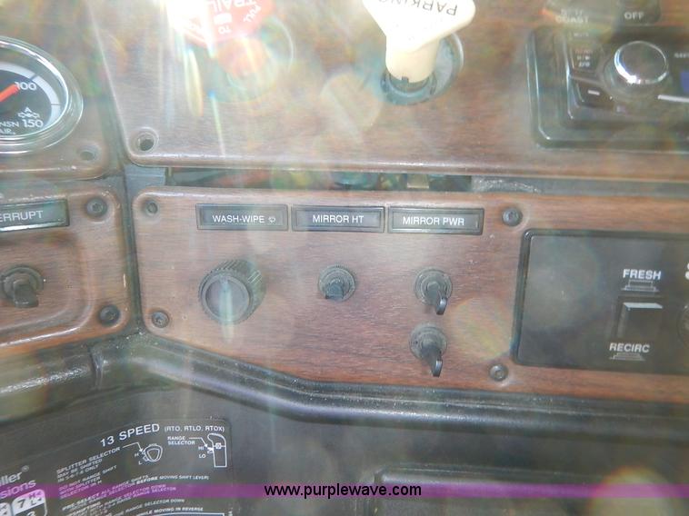 image for item K1608 2005 Freightliner FLD132 XL Classic semi truck