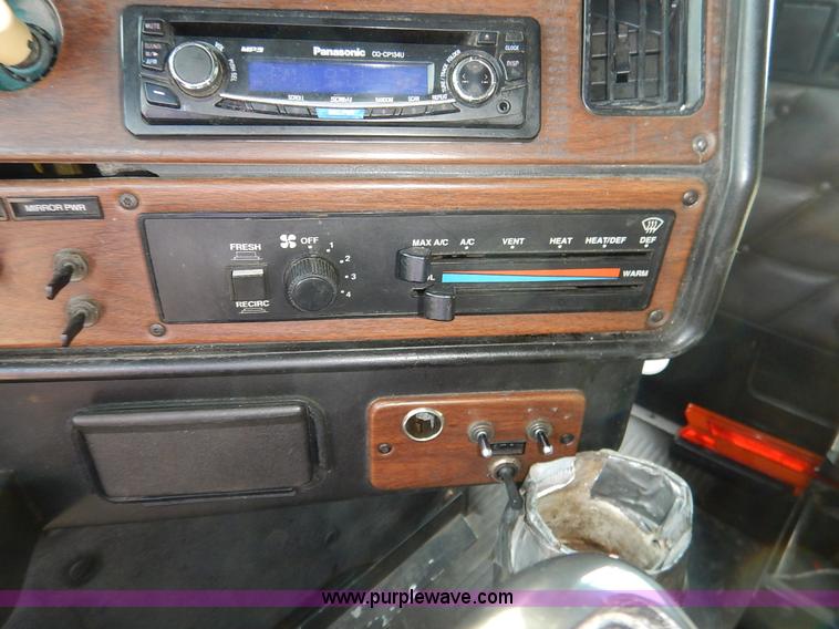 image for item K1608 2005 Freightliner FLD132 XL Classic semi truck