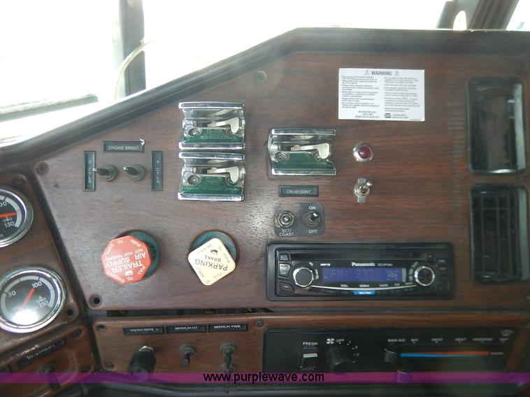 image for item K1608 2005 Freightliner FLD132 XL Classic semi truck