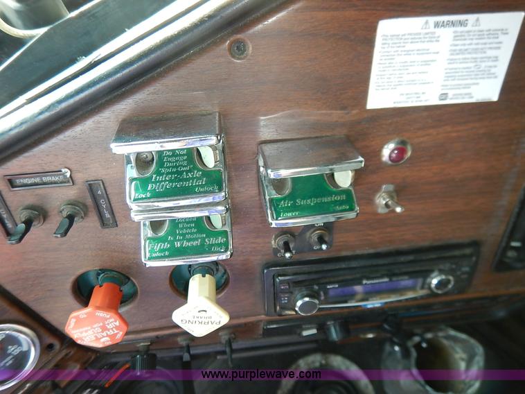 image for item K1608 2005 Freightliner FLD132 XL Classic semi truck