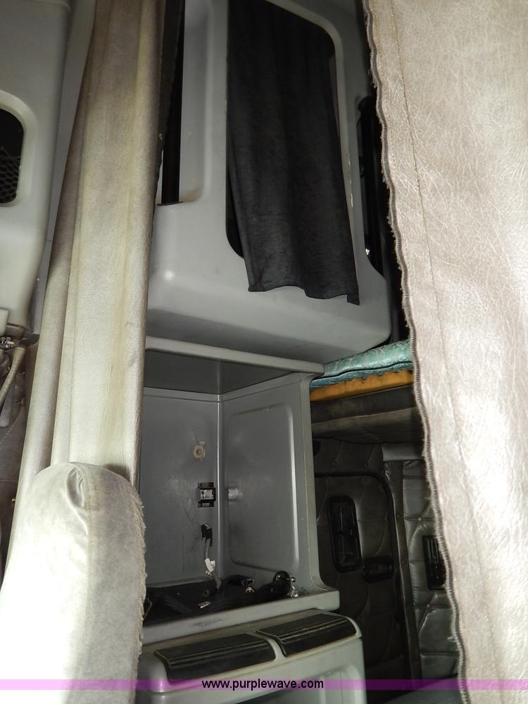 image for item K1608 2005 Freightliner FLD132 XL Classic semi truck