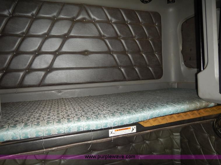 image for item K1608 2005 Freightliner FLD132 XL Classic semi truck