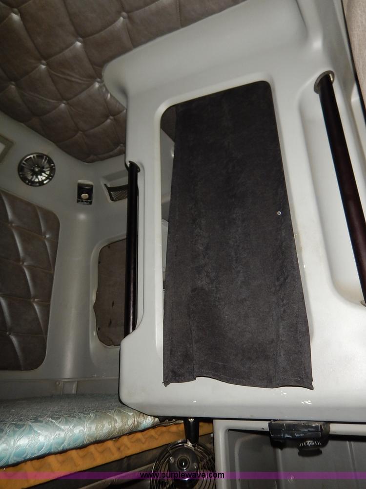 image for item K1608 2005 Freightliner FLD132 XL Classic semi truck