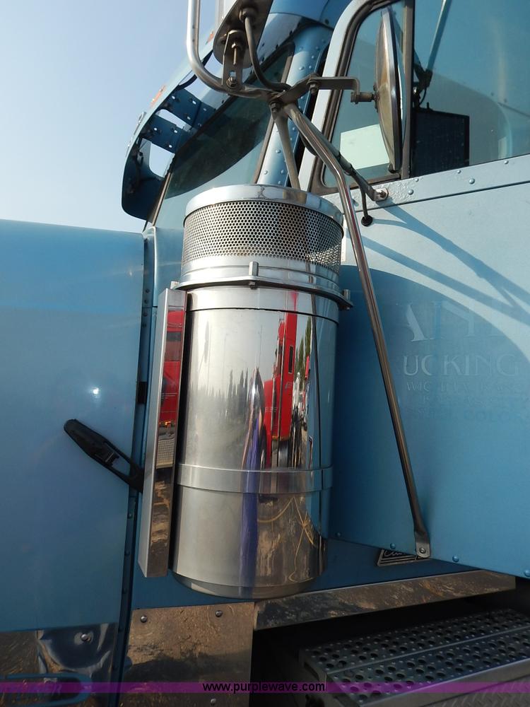 image for item K1608 2005 Freightliner FLD132 XL Classic semi truck