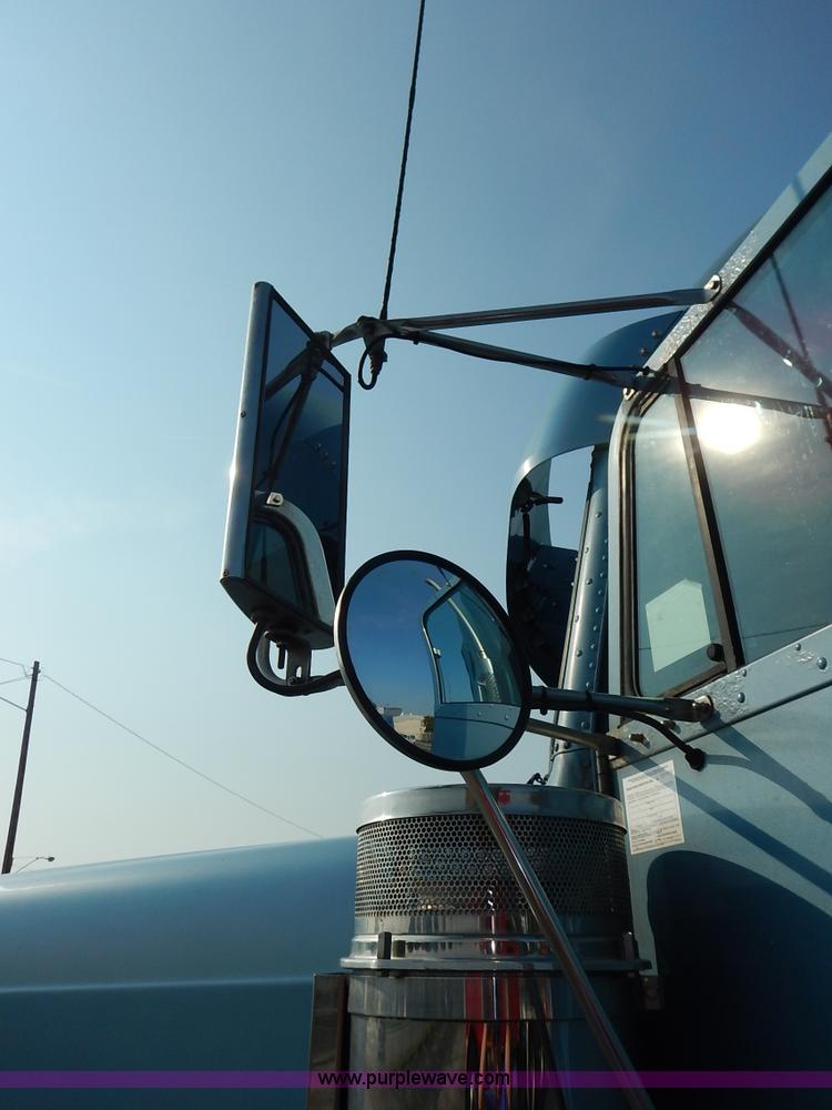 image for item K1608 2005 Freightliner FLD132 XL Classic semi truck