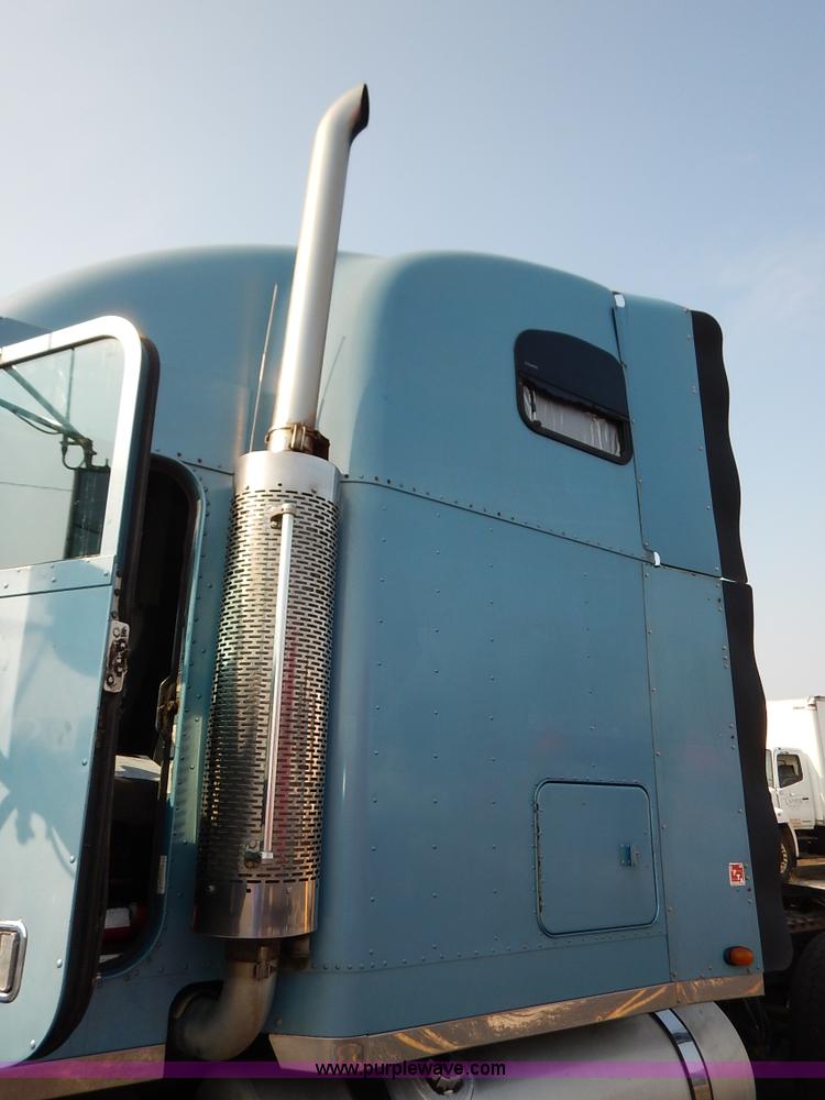 image for item K1608 2005 Freightliner FLD132 XL Classic semi truck