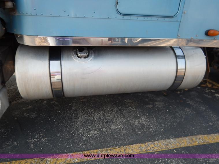 image for item K1608 2005 Freightliner FLD132 XL Classic semi truck