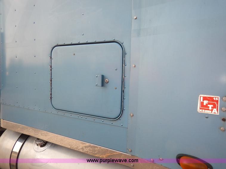 image for item K1608 2005 Freightliner FLD132 XL Classic semi truck