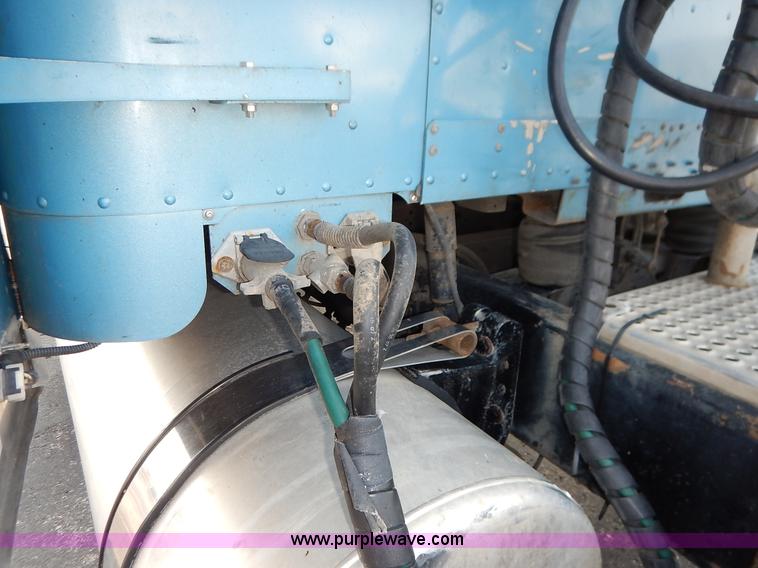 image for item K1608 2005 Freightliner FLD132 XL Classic semi truck