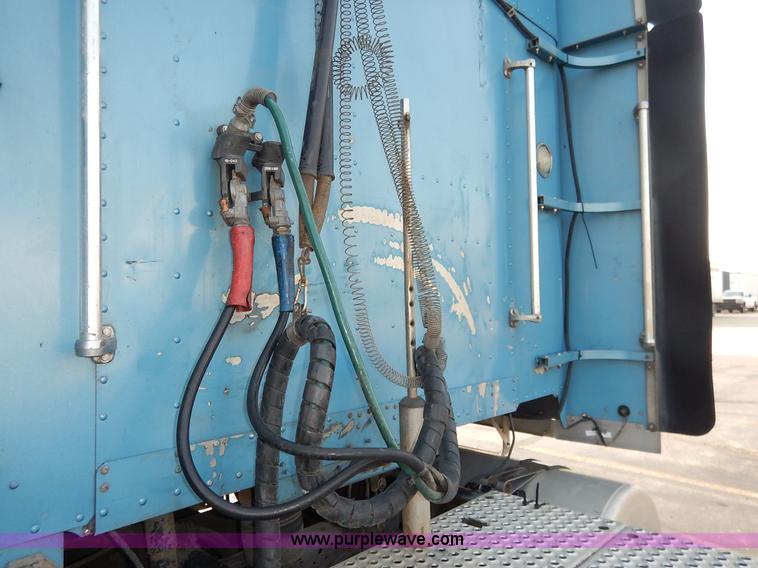 image for item K1608 2005 Freightliner FLD132 XL Classic semi truck