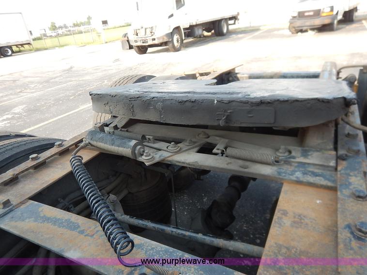 image for item K1608 2005 Freightliner FLD132 XL Classic semi truck