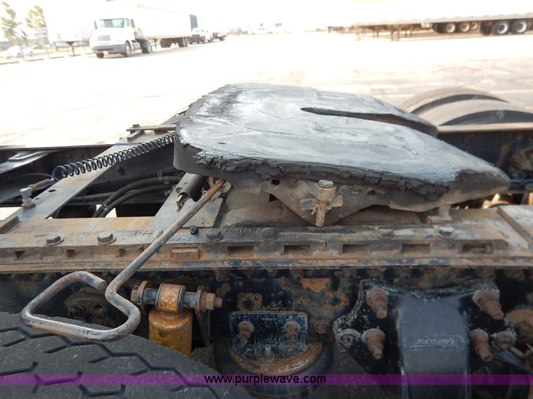 image for item K1608 2005 Freightliner FLD132 XL Classic semi truck