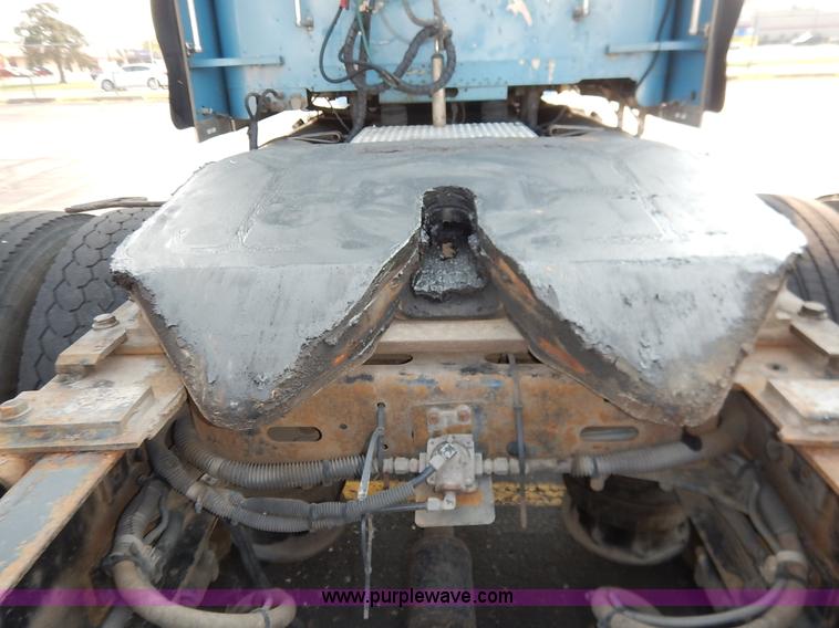 image for item K1608 2005 Freightliner FLD132 XL Classic semi truck