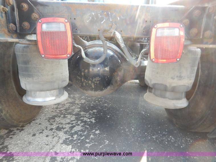 image for item K1608 2005 Freightliner FLD132 XL Classic semi truck