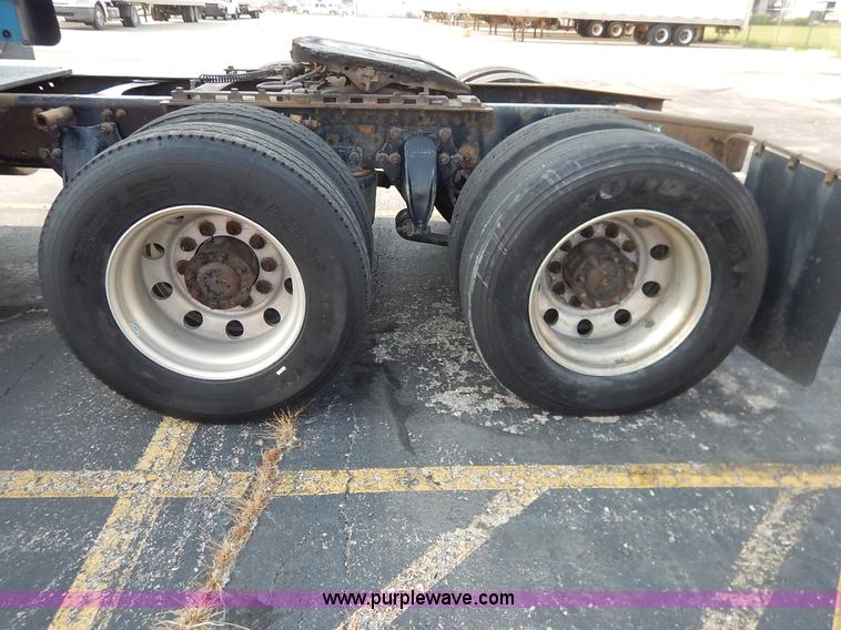 image for item K1608 2005 Freightliner FLD132 XL Classic semi truck