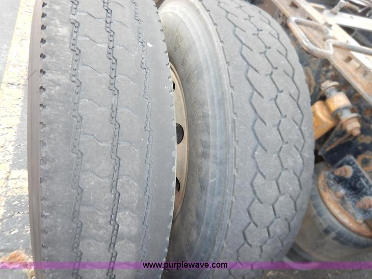 image for item K1608 2005 Freightliner FLD132 XL Classic semi truck