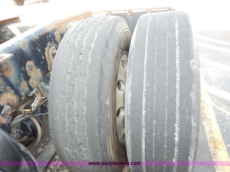 image for item K1608 2005 Freightliner FLD132 XL Classic semi truck