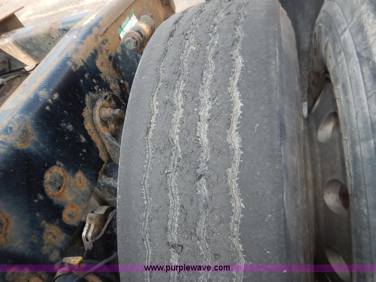 image for item K1608 2005 Freightliner FLD132 XL Classic semi truck