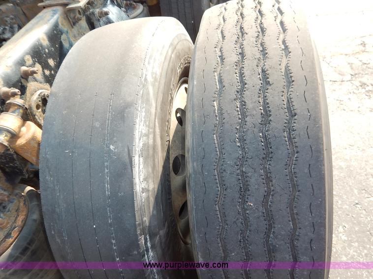 image for item K1608 2005 Freightliner FLD132 XL Classic semi truck