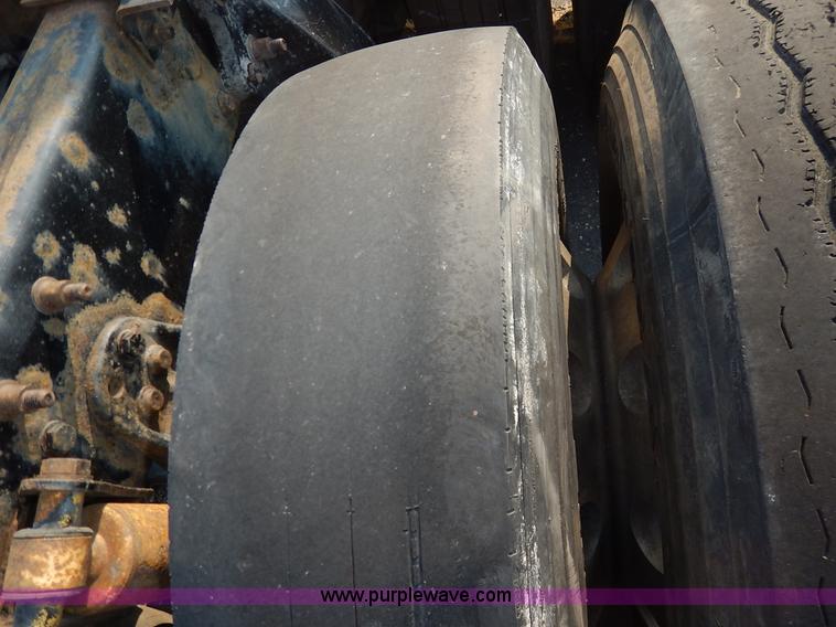 image for item K1608 2005 Freightliner FLD132 XL Classic semi truck