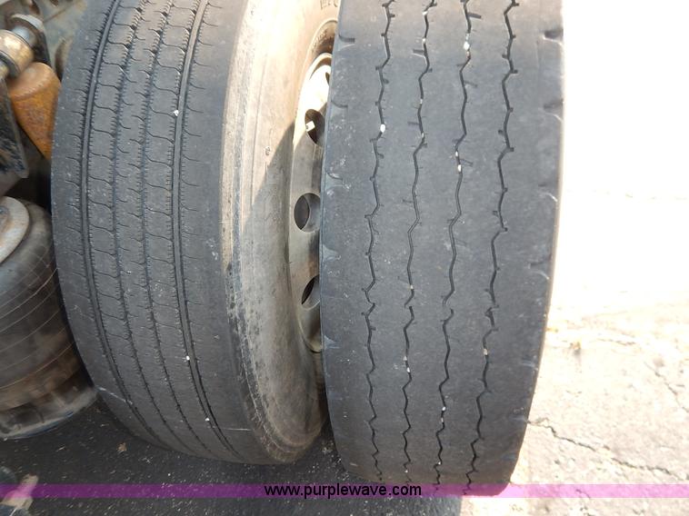 image for item K1608 2005 Freightliner FLD132 XL Classic semi truck