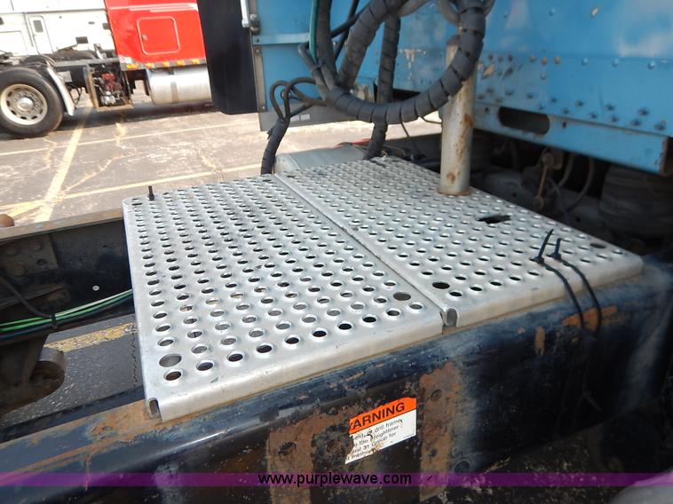 image for item K1608 2005 Freightliner FLD132 XL Classic semi truck