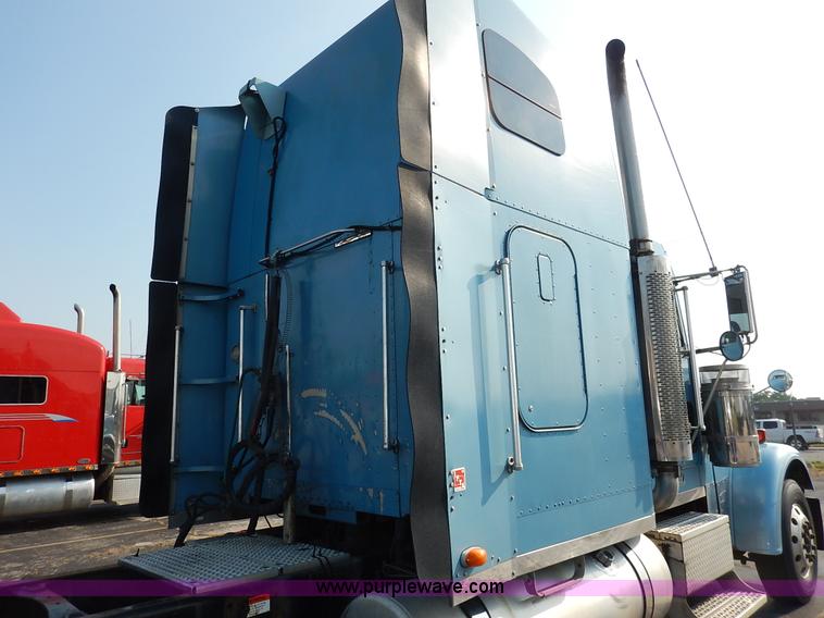 image for item K1608 2005 Freightliner FLD132 XL Classic semi truck