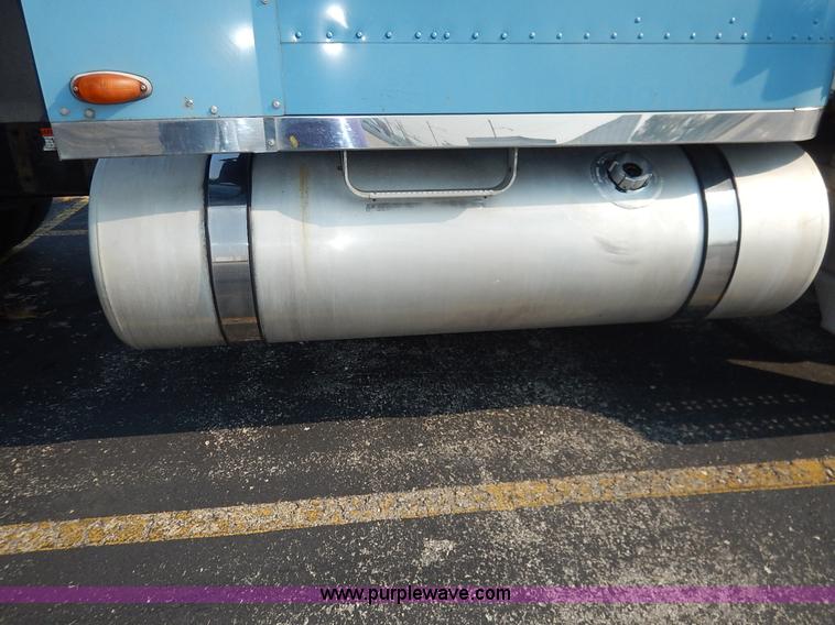 image for item K1608 2005 Freightliner FLD132 XL Classic semi truck