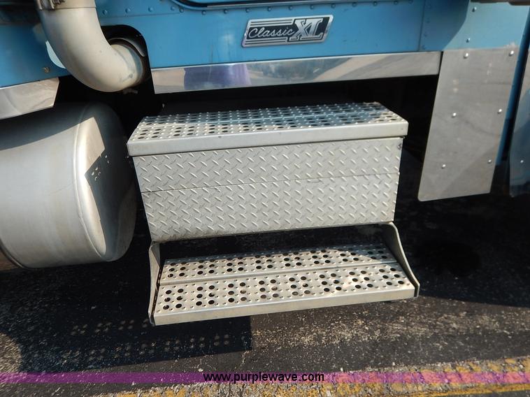 image for item K1608 2005 Freightliner FLD132 XL Classic semi truck