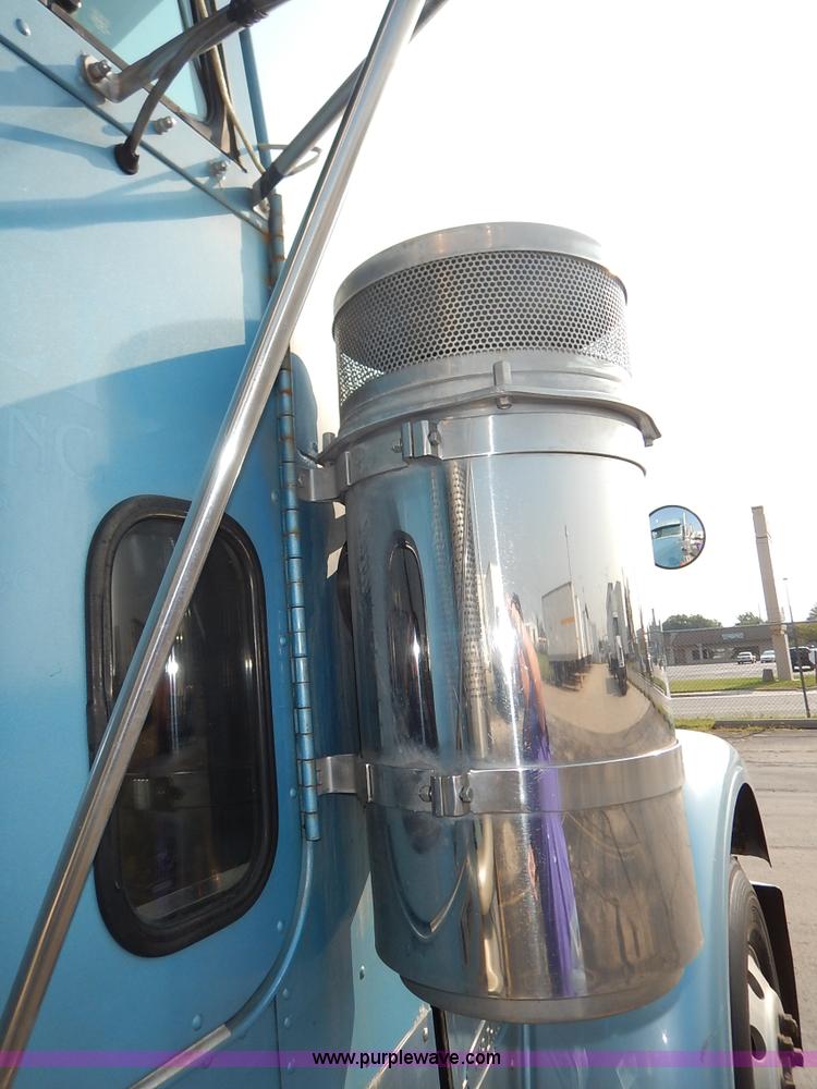 image for item K1608 2005 Freightliner FLD132 XL Classic semi truck