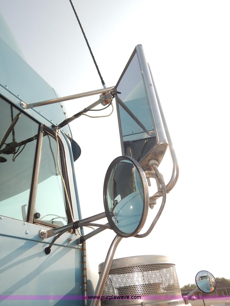 image for item K1608 2005 Freightliner FLD132 XL Classic semi truck