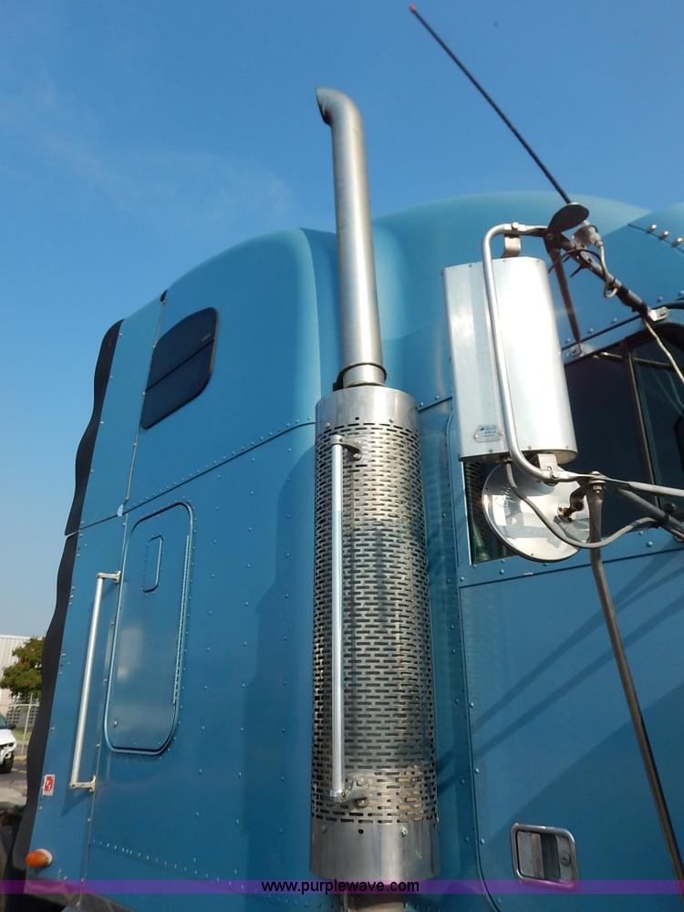 image for item K1608 2005 Freightliner FLD132 XL Classic semi truck