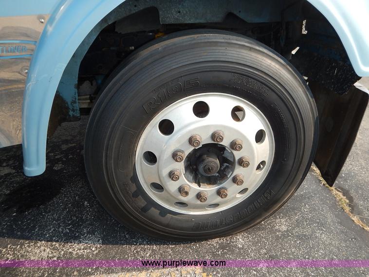 image for item K1608 2005 Freightliner FLD132 XL Classic semi truck