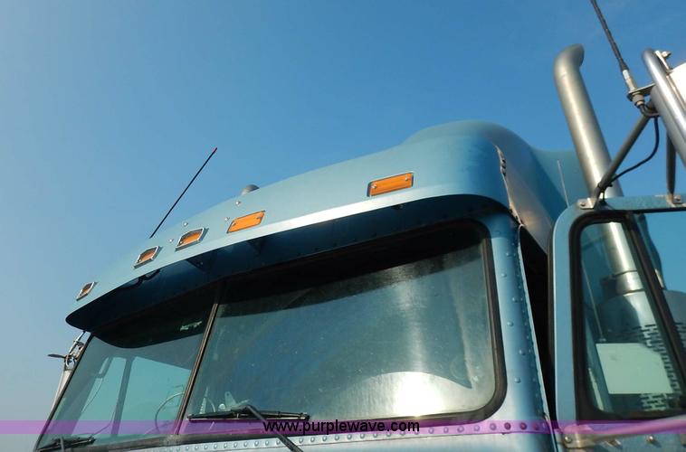 image for item K1608 2005 Freightliner FLD132 XL Classic semi truck