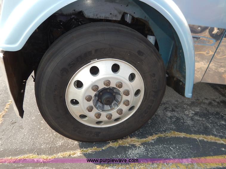 image for item K1608 2005 Freightliner FLD132 XL Classic semi truck