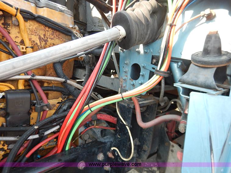 image for item K1608 2005 Freightliner FLD132 XL Classic semi truck